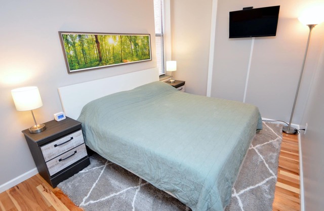 Downtown Gate District Neighborhood, Convenient To Everything, King Bed (1F)