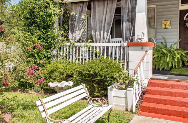 Charming Downtown Apartment