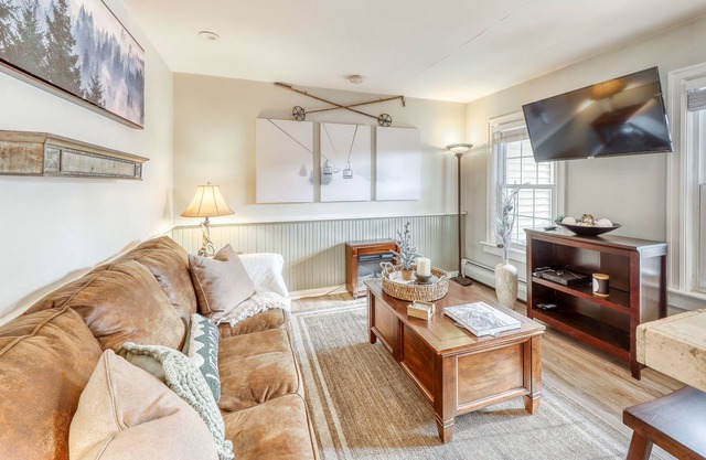 Downtown Gem W/ Free WiFi, Firepit & Full Kitchen - Walk to Shopping & More!