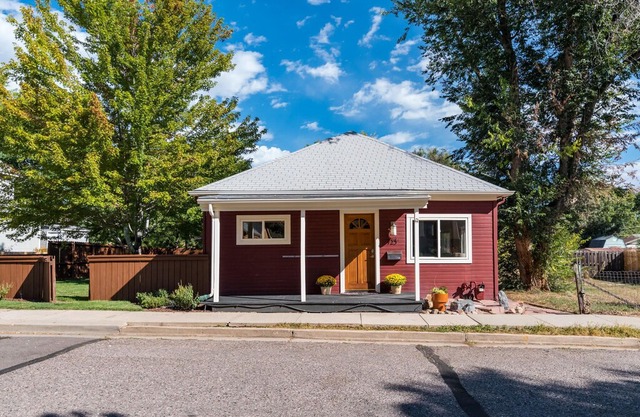 Downtown Getaway home perfect for either a couple or a family. Sleeps up to 7