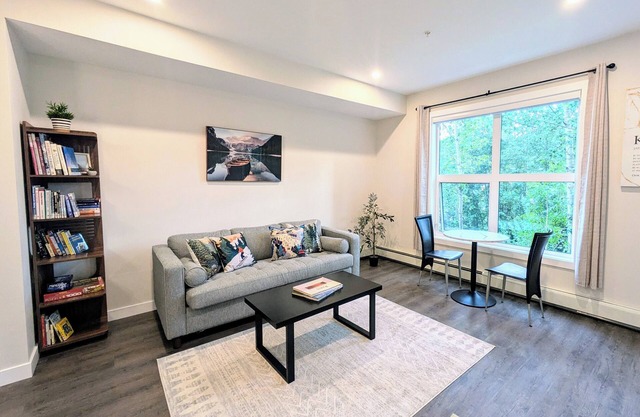 Downtown Golden Condo surrounded by 5 national parks - Liv's Mountain Nest