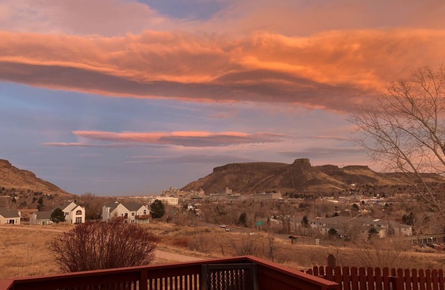 Amplias vistas desde esta espaciosa casa de pueblo - Camina hasta el centro de Golden