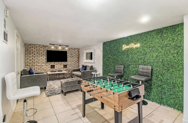 Downtown GR Gem-Gameroom- Huge Backyard- Sleeps 16