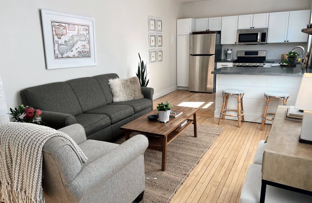 Downtown Green Lake-Steps from Lake, Restaurants and Shopping