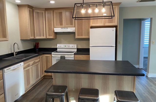 Downtown Hamilton apartment with great walk score! Sleeps 6