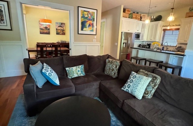Downtown Healdsburg home very near the Plaza! 30 Day Minimum per law.