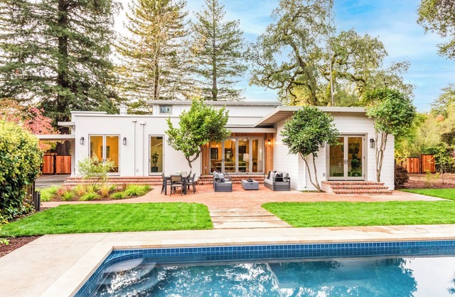 Downtown Healdsburg Retreat — Walk to Plaza, Pool, and Timeless Charm