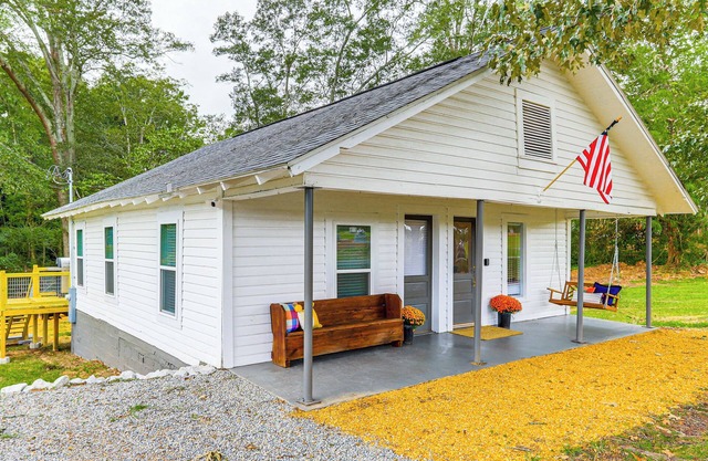 Downtown Heflin Cottage w/ Deck & Fire Pit!
