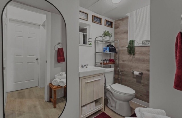 Downtown Hideaway w/Cozy & Modern Comfort