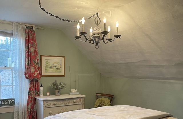 Downtown historic farmhouse in the quaint Village of Weston near ski resorts.