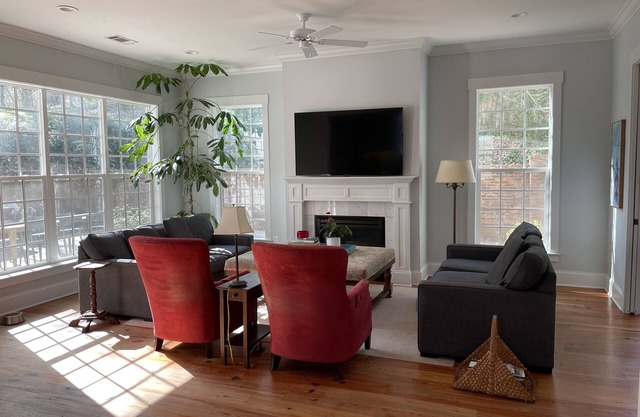 Downtown home. Walk to square and campus!