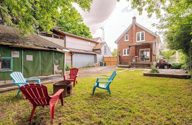 Downtown House: Patio - Fire Pit - Lawn Chairs