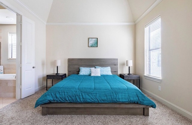 Downtown Houston Haven: Stylish & Spacious!