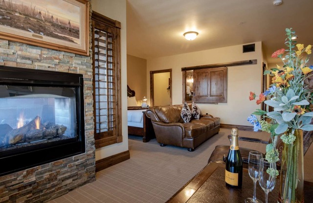 White Buffalo Club - Kaminsuite