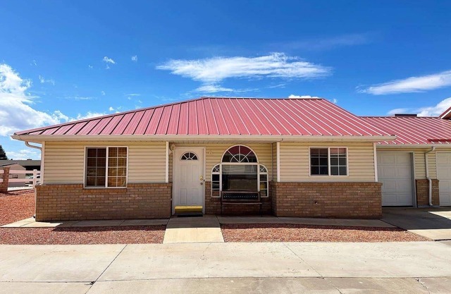 Peaceful Downtown Kanab Family Townhome Dew Drop Inn!
