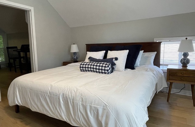 Downtown King Bed Suite- Very Walkable- Flexible Cancellation
