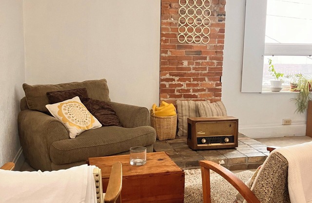 Downtown Loft Apartment with High Ceilings - Location Location Location