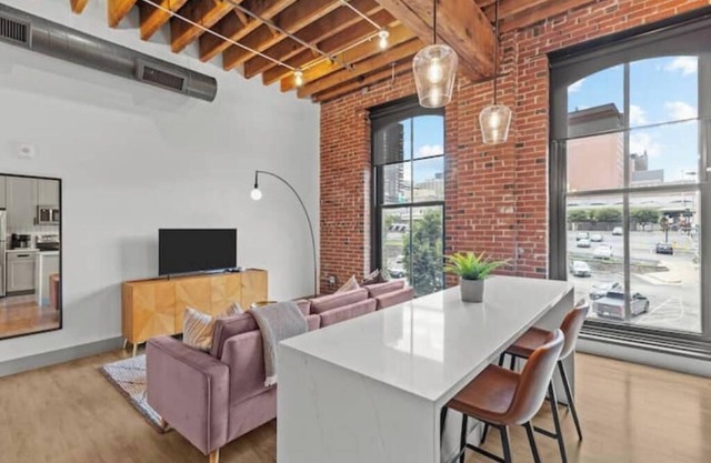 Cozy Riverfront Loft Next to Arch & Downtown – Perfect Getaway!
