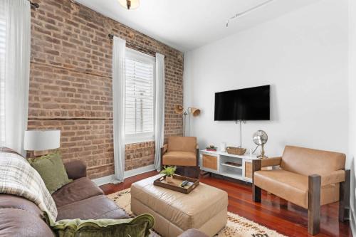 Downtown Loft- Steps away from Plant Riverside!