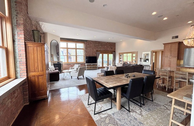 Downtown Luxury Condo mit Blick auf den unteren Hafen - 2200 SF bietet Platz für 8 Personen