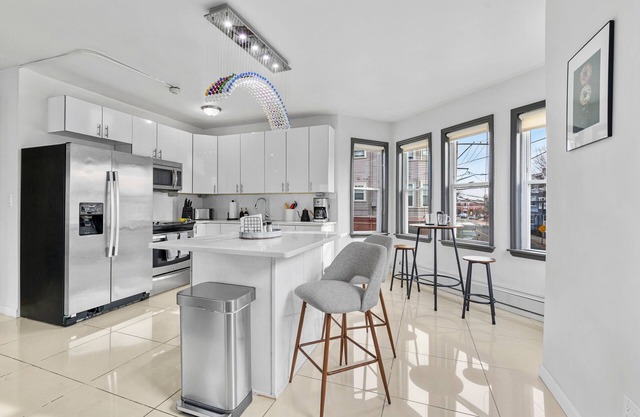 -Downtown luxury flat- Walkable to the best bars, restaurants, and cafes!