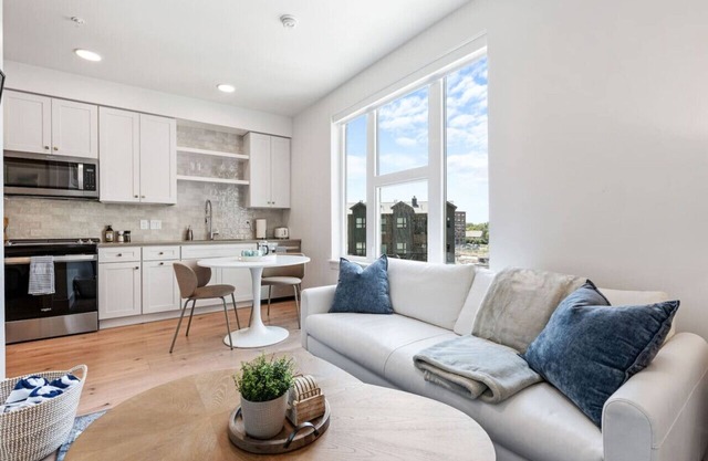 Downtown Luxury 1BD- Pool/Spa/Bowl/Golf/Gym/Parkng