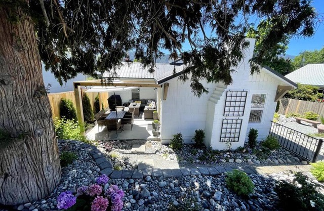 Downtown Manson convenient cottage 3BR/ 2BA.