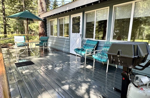 Downtown McCall Cottage Near Davis Beach & Park