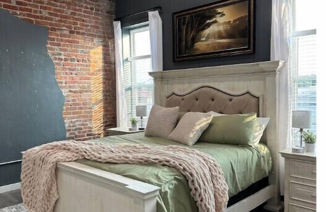 Downtown Mena apartment with hot tub and open concept