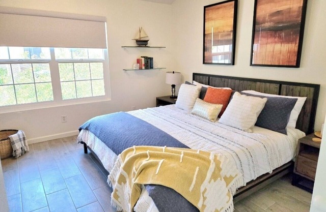 Downtown Mesa Townhome. 2 King Beds, 3 Bathrooms, Pool access!