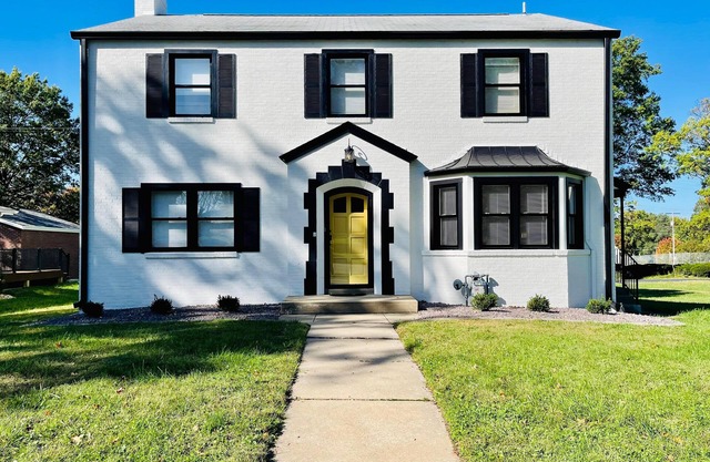 Downtown Midcentury Home- Walk to Everything!