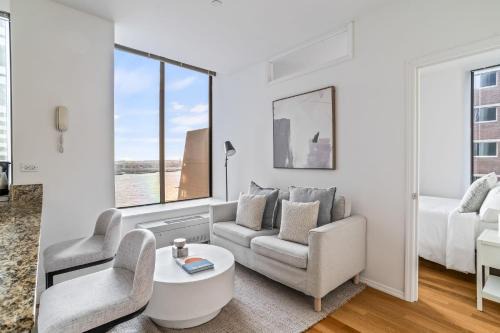 Downtown Modern Apartment with 3BR and 2BA