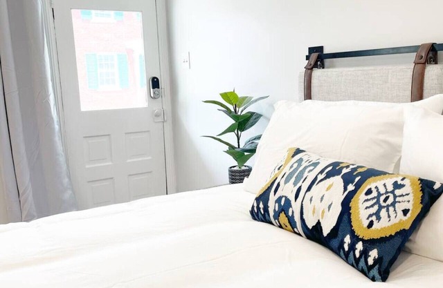 Downtown Modern Studio apartment | History & Dining steps away