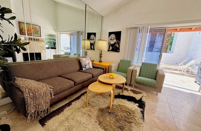 Downtown Mountain View Condo with Huge Private Patio and Vaulted Ceilings