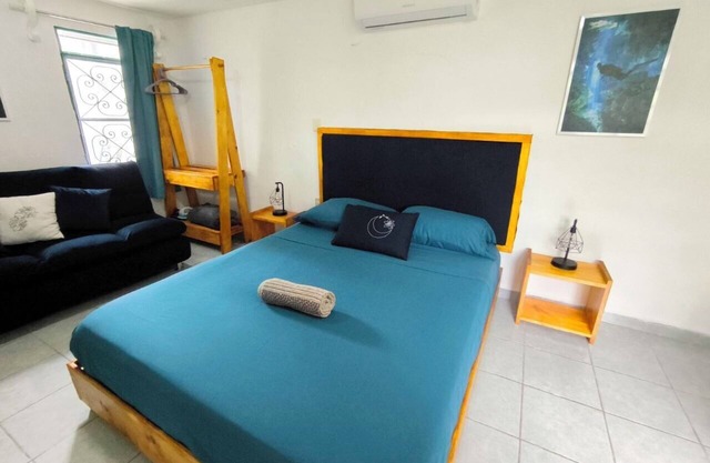 Downtown private studio, comfortable & calm, wi-fi, work area, a/c, & kitchen