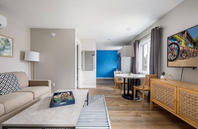 Downtown Newly Remodeled Apartment | AC | Beach | Restaurants | Breweries | Nightlife |