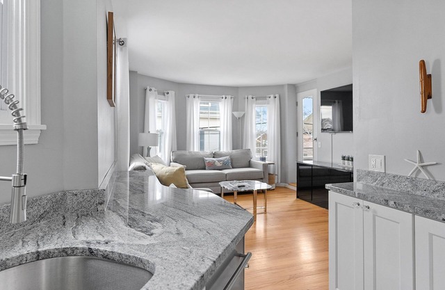 Downtown Newport Luxury on Thames, 2BR, Sleeps 6 - Walk to Everything