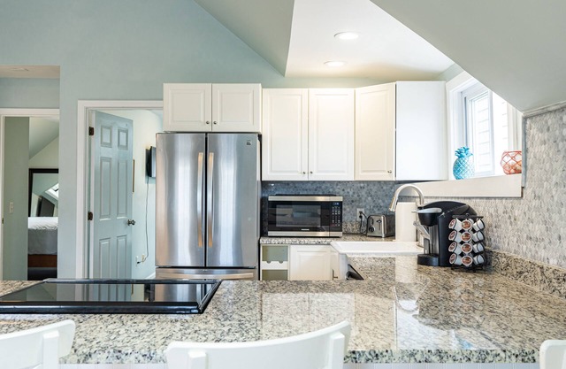 Downtown Newport Penthouse on Thames Street, 2 BR, Walk to Everything - Sleeps 6