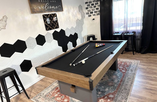Downtown oasis.. Abundance of Entertainment & Amenities Hot Tub King Bed