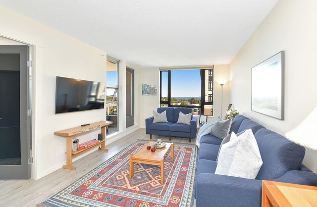 Mountain & Ocean Views Bright Comfy Condo Perfect Downtown Location