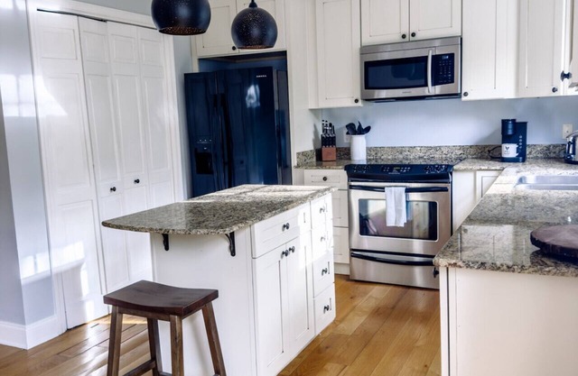 Downtown Ocean Springs 2 bed 2.5 bath with garage
