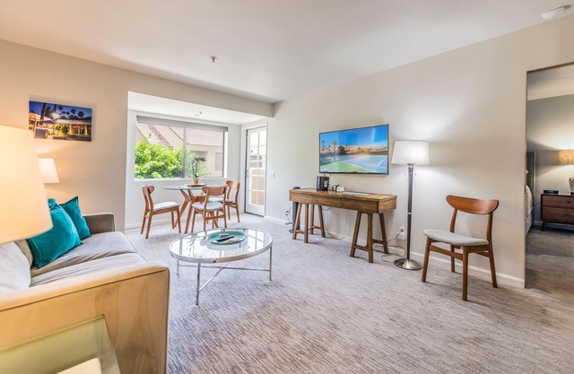 Downtown Palm Springs Luxury 1/1 Condo Pool/Spa/Tennis Courts