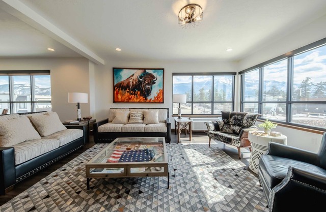 Downtown Penthouse Condo – For 4!