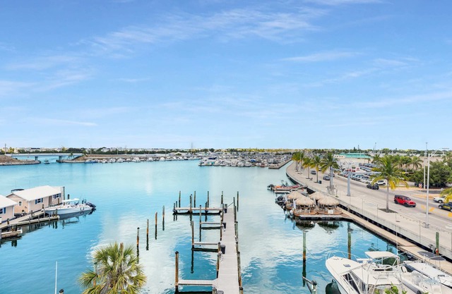 Downtown Penthouse Waterviews Pool, Dock, Parking