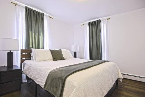 Downtown Prestige: Parking, King Bed, Sleeps 6