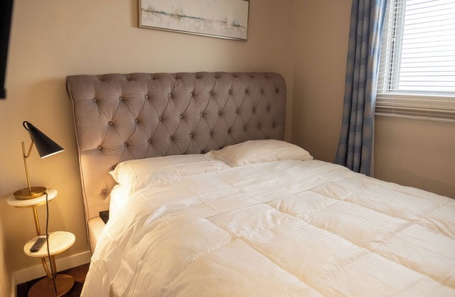 Downtown Private Room: By Bow River's Beauty house