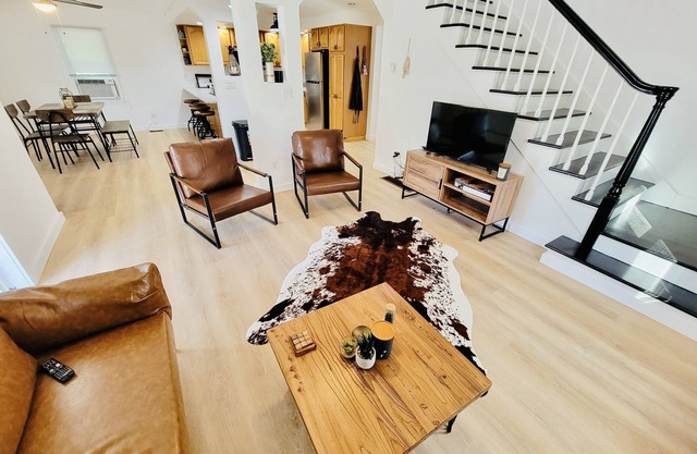 BEAUTIFUL NEWLY RENOVATED MODERN FARMHOUSE (4BD/2BA)