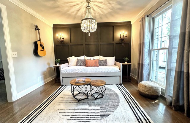 Downtown Renovated Luxury: Sleeps 10, Game Room, Fire Pit, Fenced Yard