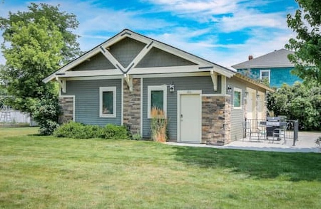 Downtown Retreat - Cozy Getaway! Studio for 2, Local Golfing 50% Off!