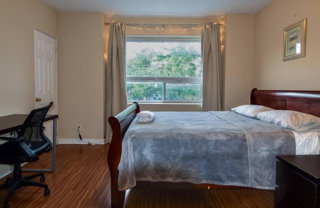 Downtown Retreat-Spacious Rooms with Shared Kitchen & Bath